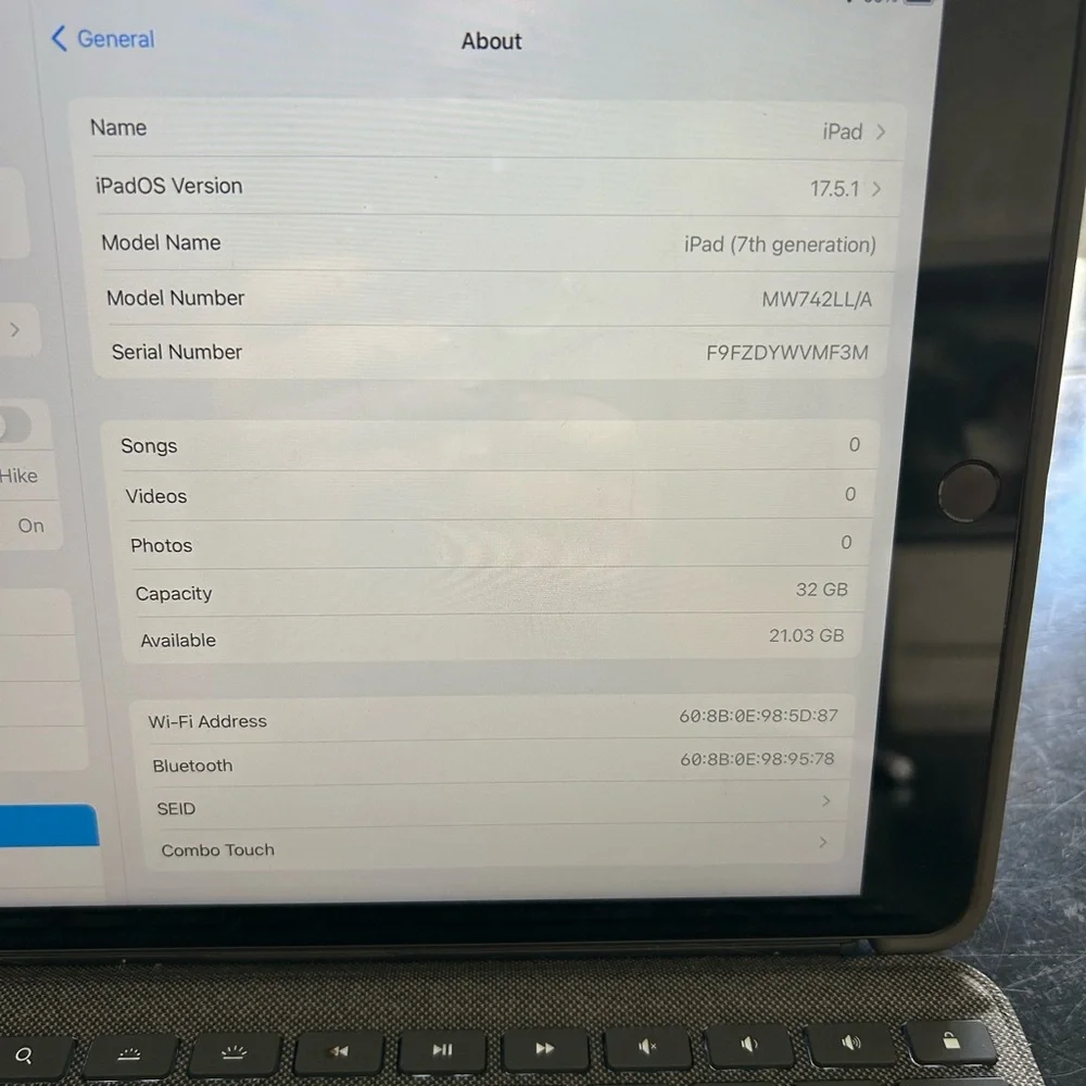 7th Gen iPad Bundle with keyboard and pencil - Picture 8 of 10